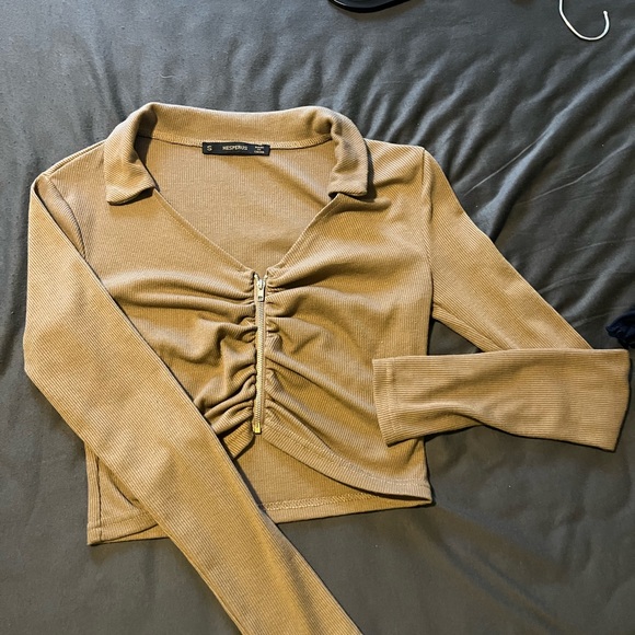 hesperus collar top with zipper, longer sleeve crop top - Picture 3 of 4